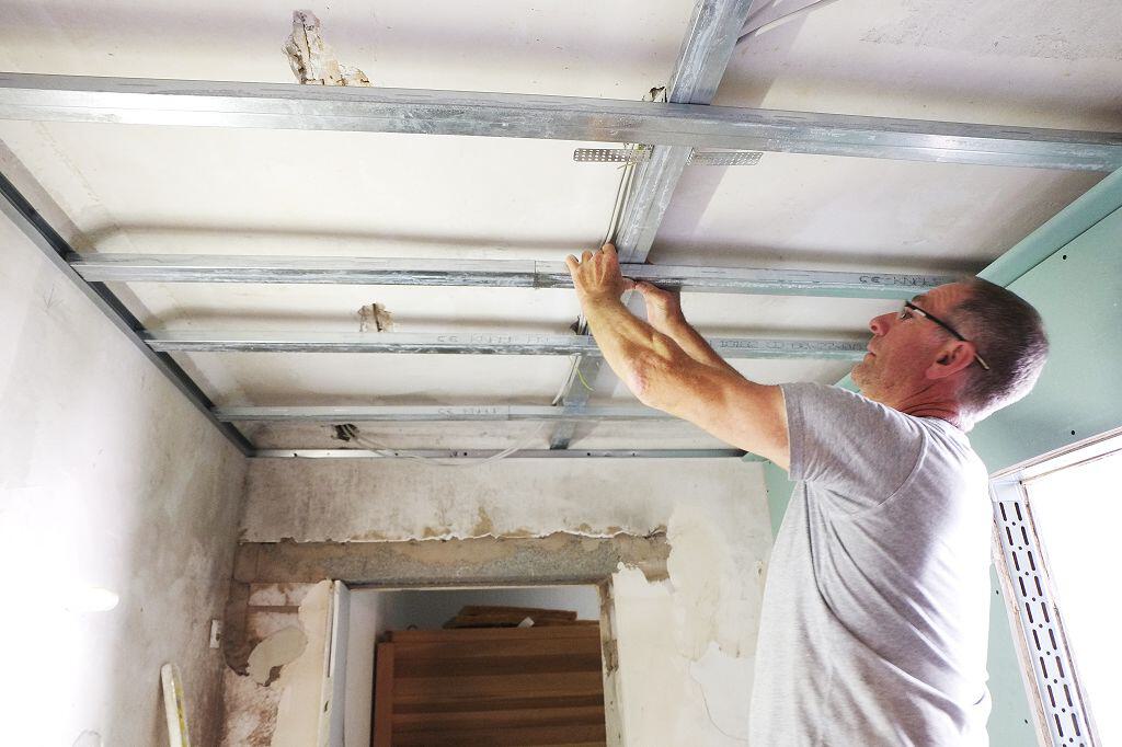 Handwerker bei der Arbeit an einer Decke
