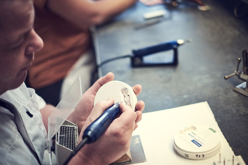 Zahntechnik: Arbeit am Modell